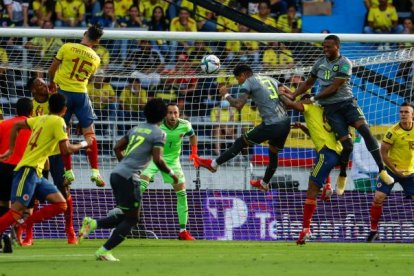 Piero Hincapié tuvo una acción bastante clara, donde casi logra convertir de cabeza