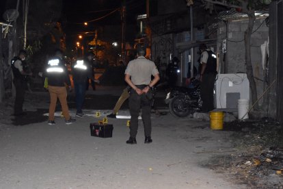 La Policía realizó una profunda inspección en el sector donde ocurrió el atentado, que carece del servicio de energ{ía eléctrica.