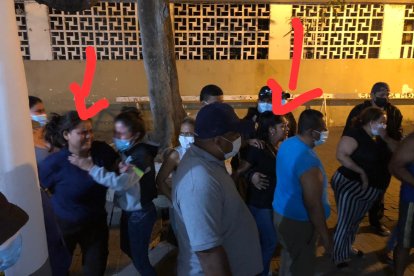 Las dos parejas de la víctima intentaban, cada una por su lado, llegar al cuerpo para expresar su dolor.