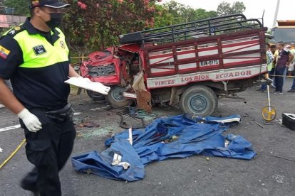Dos personas que viajaban en la camioneta roja fallecieron por el choque.