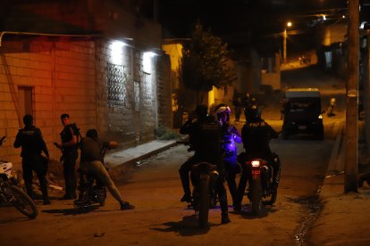 Agentes policiales llegaron al sitio para acordonar la zona y luego hacer una detonación controlada del explosivo.