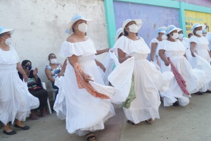Un grupo de adultas mayores mostraron sus habilidades en danzas folclóricas.