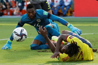 El golero ecuatoriano Alexander Domínguez tuvo una destacada actuación ante Colombia.