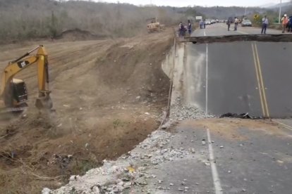 El puente ubicado en el sitio Quimís, en Jipijapa, colapsó el jueves.