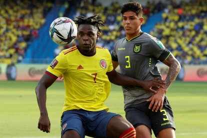 El zaguero ecuatoriano Piero Hincapié (d) no dejó respirar al delantero colombiano Dúvan Zapata.