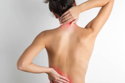 El caldo de patas contiene colágeno que ayuda a fortalecer la columna.