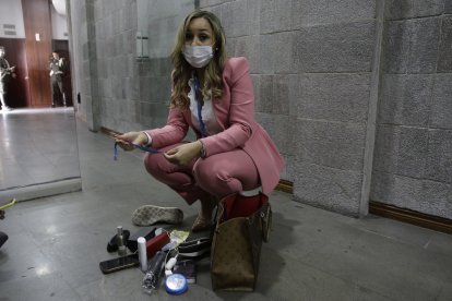 Shirabel Loor tiene un ‘clóset ambulante’ en su bolso. Lleva hasta palillos chinos.