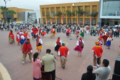 Con bailes, los grupos artísticos demostraron parte de la identidad de los pueblos.