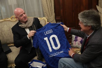 El presidente ecuatoriano Guillermo Lasso (d) se reunió con el presidente de la FIFA  Gianni Infantino