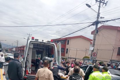 El choque se produjo en El Beaterio, sur de Quito. Dentro de un auto iba un herido de bala.