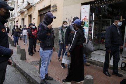 Los agentes metropolitanos de control exhortaron a los vendedores informales, que no se retiraron ante su presencia, a que se regularicen.