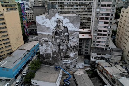 Fotografía área con un dron de una recreación hecha por el artista y activista Mundano de la emblemática pintura "El labrador del café" (1934), el 15 de octubre de 2021 en Sao Paulo (Brasil).