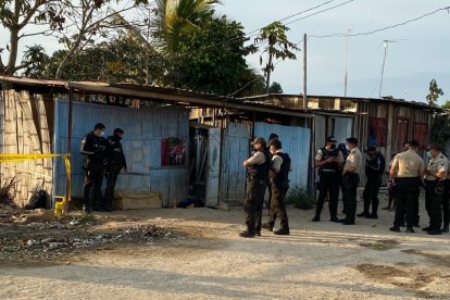 Jhon Andrés Monroy Angulo quedó muerto al pie de su humilde vivienda.