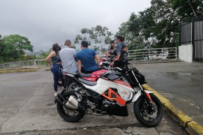 El gendarme salió despedido de su moto.