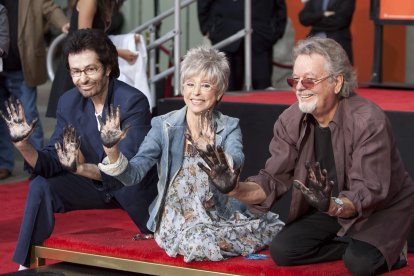 Los actores protagonistas del célebre musical ""West Side Story"", ganador de diez premios Óscar, George Chakiris (i.), Rita Moreno (c) y Russ Tamblyn (d.)