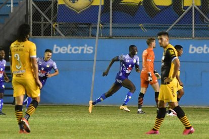 Janner Corozo (c) fue autor de dos de los cuatro tantos con los que Delfín se impuso al Barcelona.