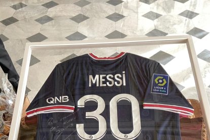 El primer ministro francés, Jean Castex, regaló este lunes al papa Francisco una camiseta que seguramente aún no tenía: la firmada por el astro argentino Lionel Messi