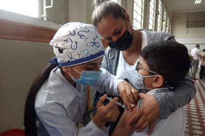 El proceso de desarrolla en dos tipos de lugares: en 26 centros educativos que van a funcionar como vacunatorios; y en los 115 centros de salud públicos de la Zona 8.