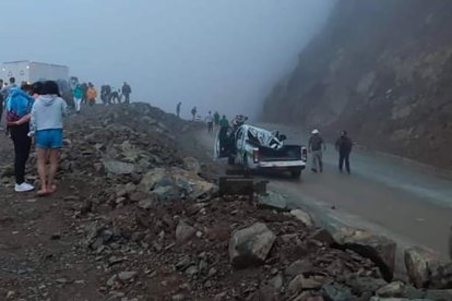 En el sitio de la tragedia, la camioneta quedó aboyada y su conductor pasó a mejor vida.