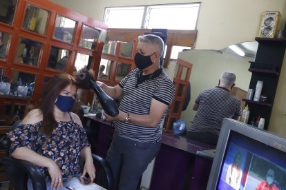 Su gabinete lo tiene desde hace 27 años, por él han pasado exreinas de belleza, presentadora de televisión y más personajes.