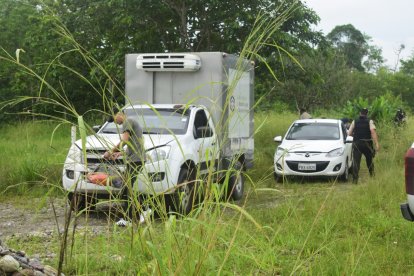 Este vehículo blanco fue localizado en ese sector, aparentemente desolado.