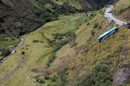El bus, fuera de control, se salió de la carretera y fue rodando.