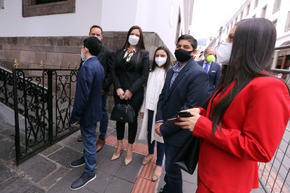 Carolina Llanos (terno negro) pretende elevar su denuncia a instancias internacionales.