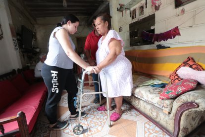 Su nieta, Diana Balon, procura hacerle ciertos ejercicios a su abuela, para que no se le atrofien los músculos, por la poca movilidad que tiene.