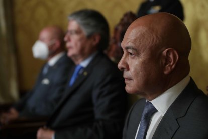 El presidente Guillermo Lasso posesionó a Patricio Hernandez (der) como nuevo ministro de la Defensa.