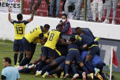 La selección de Ecuador derrotó 2-0 a Paraguay en el estadio Rodrigo Paz Delgado. Ese duelo marcó el regreso de los hinchas a las eliminatorias