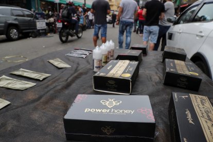 Fotografía que muestra una caja del producto Power Honwy en una tienda ambulante de la calle 25 de Marzo, la meca del comercio popular en Sao Paulo (Brasil). "¡Miel, miel, hay miel del amor!", gritan algunos vendedores ambulantes en el corazón de Sao Paulo. Ofrecen un supuesto estimulante sexual que gana adeptos entre la juventud y ha puesto en alerta a las autoridades brasileñas hasta el punto de prohibirlo por ser un riesgo para la salud. La calle 25 de marzo es la meca del comercio popular en Sao Paulo, la ciudad más populosa de Latinoamérica. Hay de todo, también artículos ilegales: camisetas de fútbol falsas, dispositivos para piratear la televisión de pago y desde hace unos meses se abre paso "o melzinho do amor" (la mielecita del amor, en español). EFE/ Sebastiao Moreira