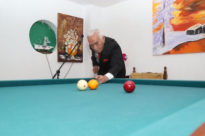 Además de ser un ‘pro’ en el juego tradicional del billar, es muy bueno en fantasía. Hace trucos inimaginables.