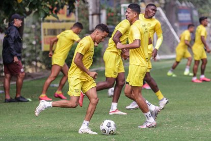 Byron Castillo se destaca como lateral  derecho de Barcelona.