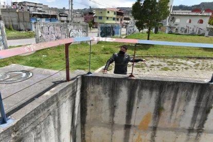 En este sumidero de agua fueron hallados los perros sin vida.