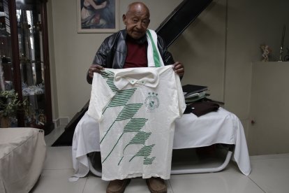 Don Luis Gonzaga con una de las camisetas históricas del Iberia, que forma parte de la liga barrial de Guápulo.