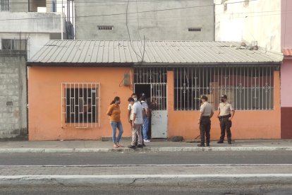 Al domicilio llegaron policías para investigar lo ocurrido. La víctima se encuentra en una casa de salud.