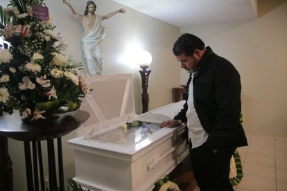 Con tristeza Tomás Obando contempla el féretro donde reposan los restos de su hijito de 11 años.
