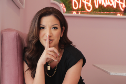 Es una actriz, presentadora de televisión, cantante y bailarina ecuatoriana. Hija de la fallecida cantante Sharon la Hechicera.