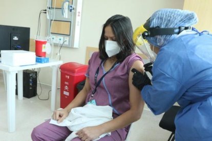 Vacunación. Los trabajadores de la salud estuvieron entre los primeros grupos en recibir la vacuna contra la COVID-19,  en los primeros meses de 2021