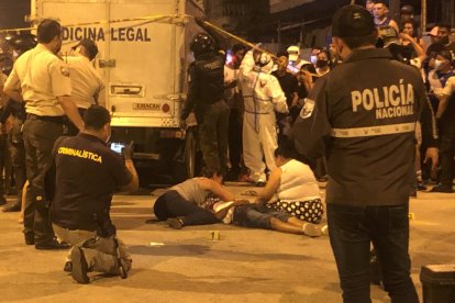 Familiares lloraban sobre el cadáver de Kevin Chong.