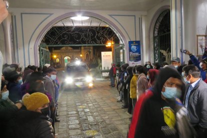 Juan Sagñay salió de la morgue acompañado de una gran caravana de familiares y amigos.