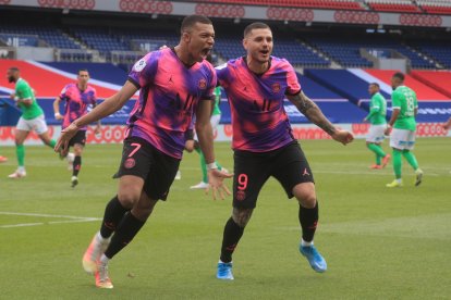 Mauro Icardi (d) busca el perdón de su amada esposa Wanda Nara.