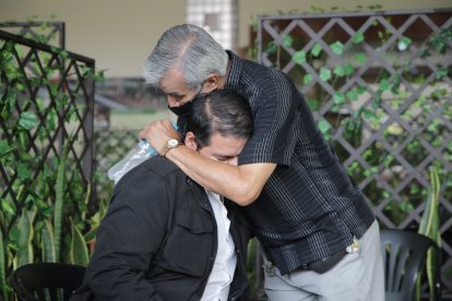 Durante el velorio y sepelio de su niño, Tomás Obando recibió el consuelo de sus familiares.  HELADERIA DEL BARRIO CENTENARIO PERIODISTA : ANNY BAZAN FECHA : 19/10/2021 Agencia (ag-extra)