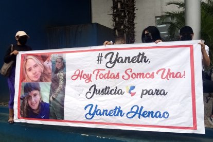 Amistades de la víctima acudieron a la Unidad Judicial del cuartel Modelo para exigir justicia.
