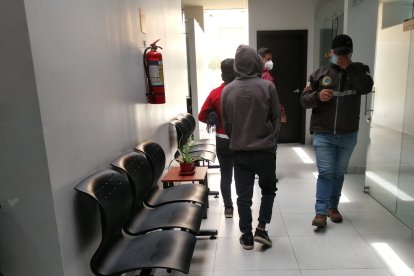 El adolescente acudió con un familiar a denunciar los dos presuntos delitos.