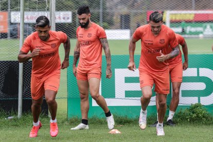 Los delanteros de Barcelona, Gonzalo Mastriani (c) y Carlos Garcés (d), no han tenido una buena temporada de cara al gol.