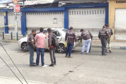 Agentes policiales verificaron indicios dentro del vehículo utilizado por los hampones.