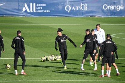 El delantero Mauro Icardi (c) volvió a los entrenamientos con el PSG, de Francia.