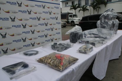 En los patios del Cuartel Modelo, la Policía Nacional presentó las evidencias encontradas en una vivienda.ENCONTRARON DRONES ARMAS Y MUNICIONES QUE SE PRESUME IBAN AL CENTRO CARCELARIO OTRO EN DURAN ROBO EN UN CENTRO DE ALTO RENDIMIENTO Y EL ULTIMO EL LA COOP SAN FRANCISCO  PERIODISTA :ANNY BAZAN FECHA : 21/10/2021 Agencia (ag-extra)