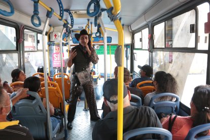 Instante en el que trabaja en una unidad de transporte urbano que recorre el centro de Guayaquil